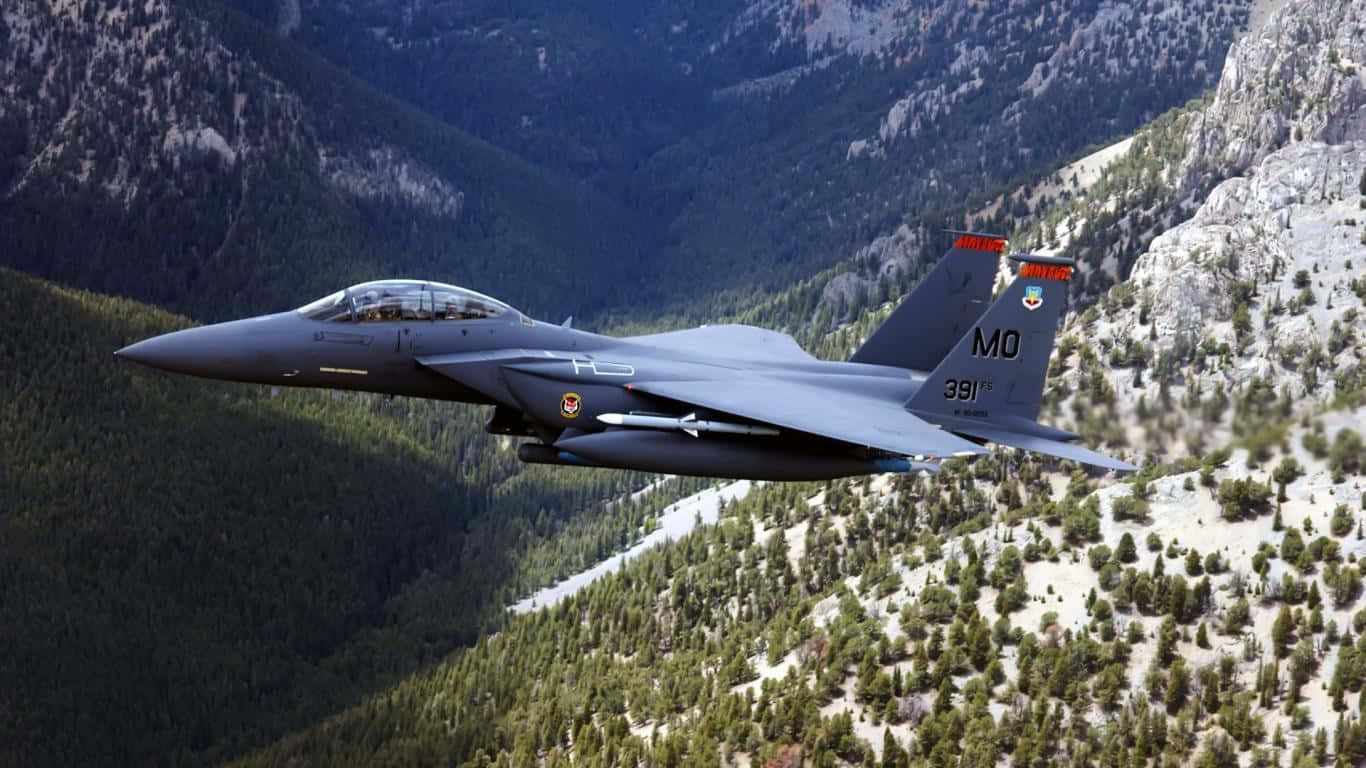 1366x768 巨型噴射機背景 青山 壁紙