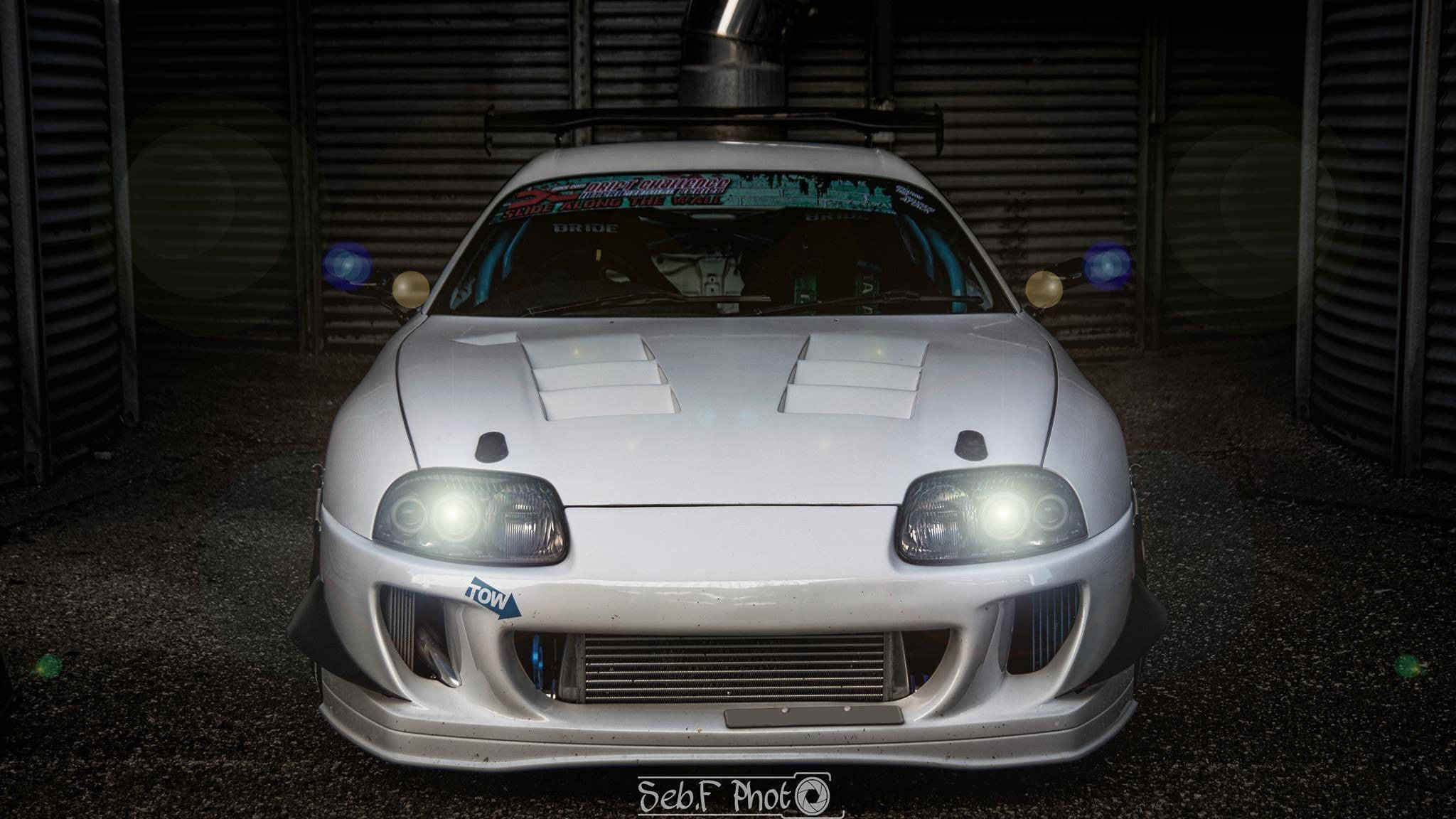 白色1998年丰田Supra Mk4 前视角 壁紙