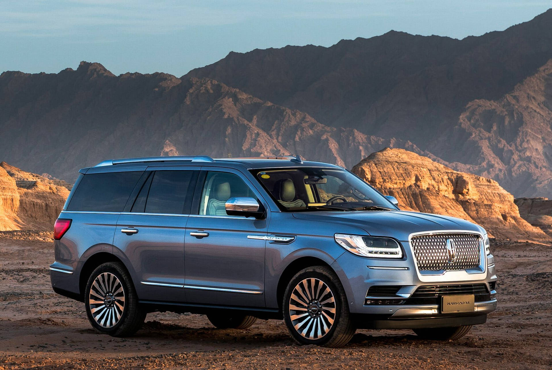 2018 Lincoln Navigator 豪華車在山邊