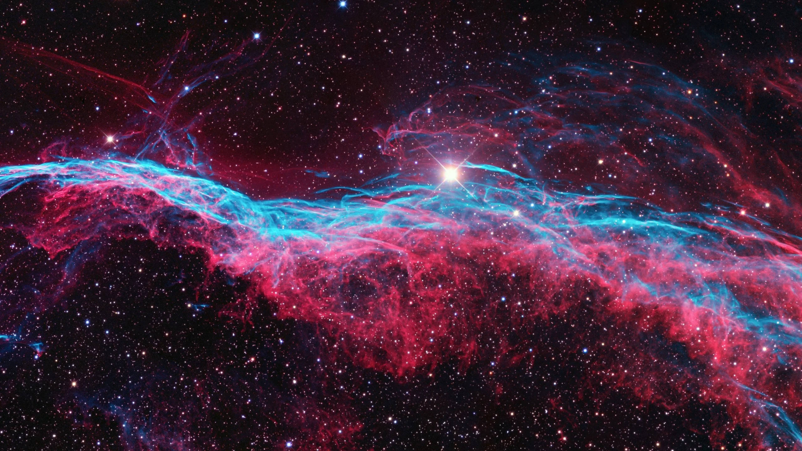 太空中的粉紅星雲 2560x1440 壁紙