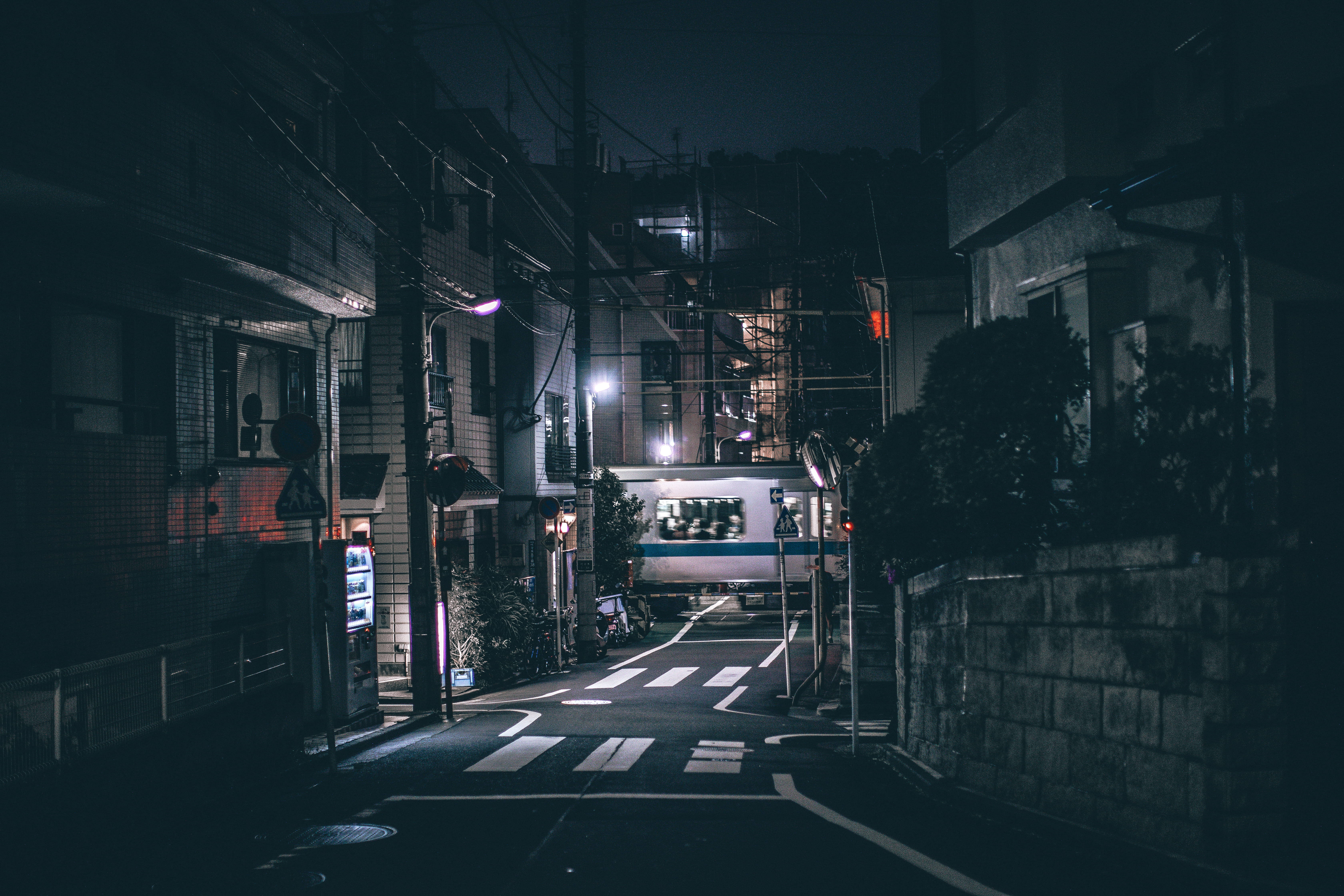 迷人空曠道路暗黑4k 壁紙