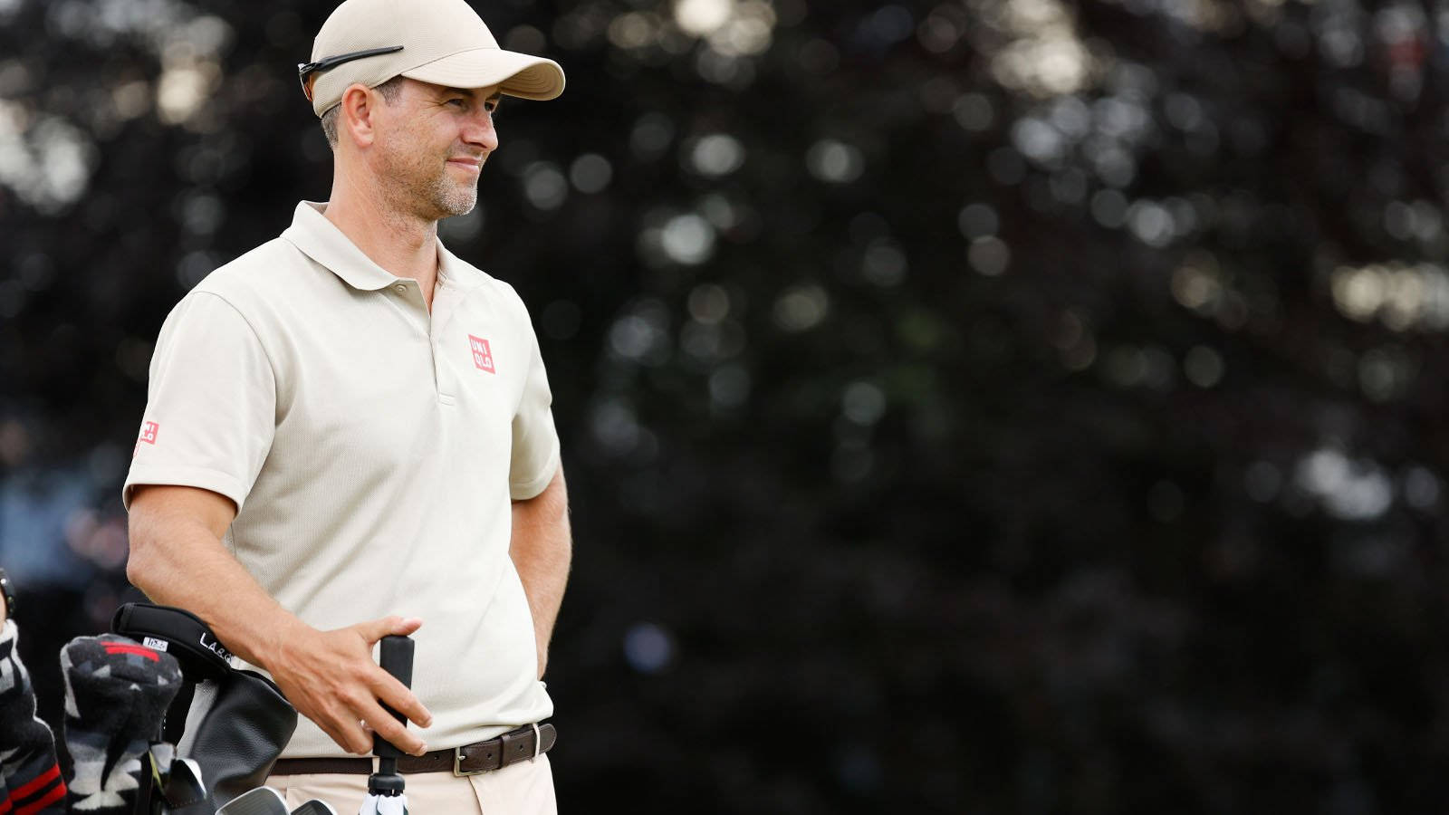 Adam Scott 米色穿搭 壁紙