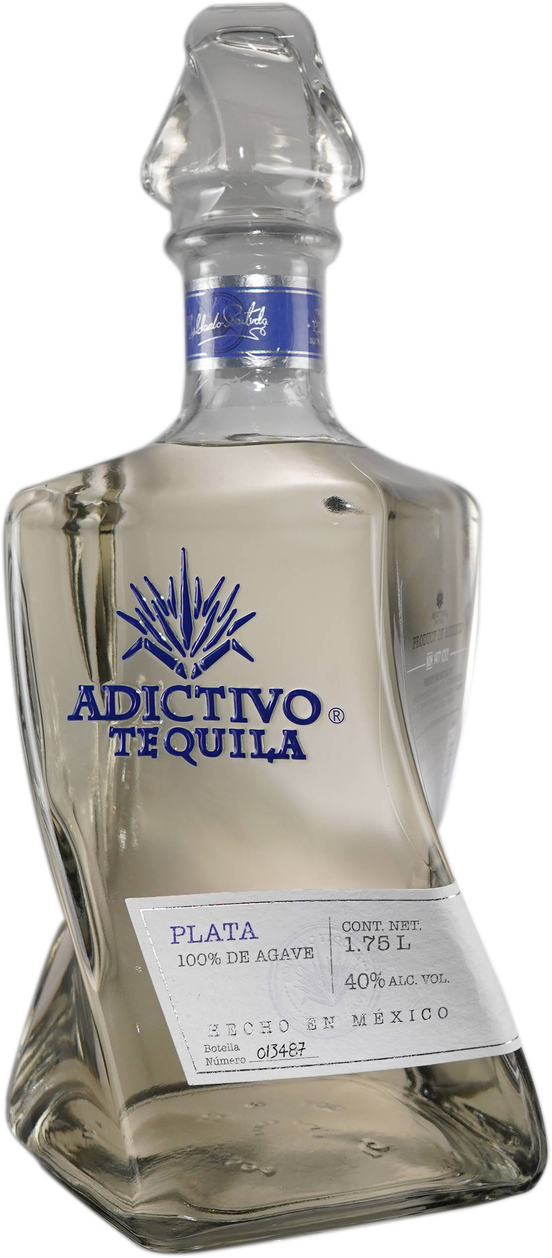 透明瓶中的 Adictivo Plata 特其拉 壁紙