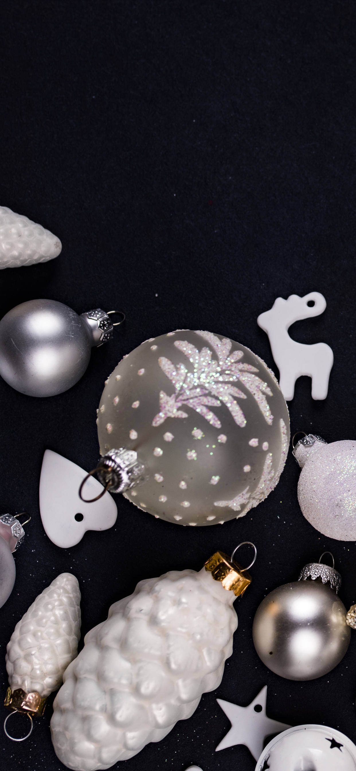 Aesthetic Christmas iPhone 银色圣诞球 壁紙
