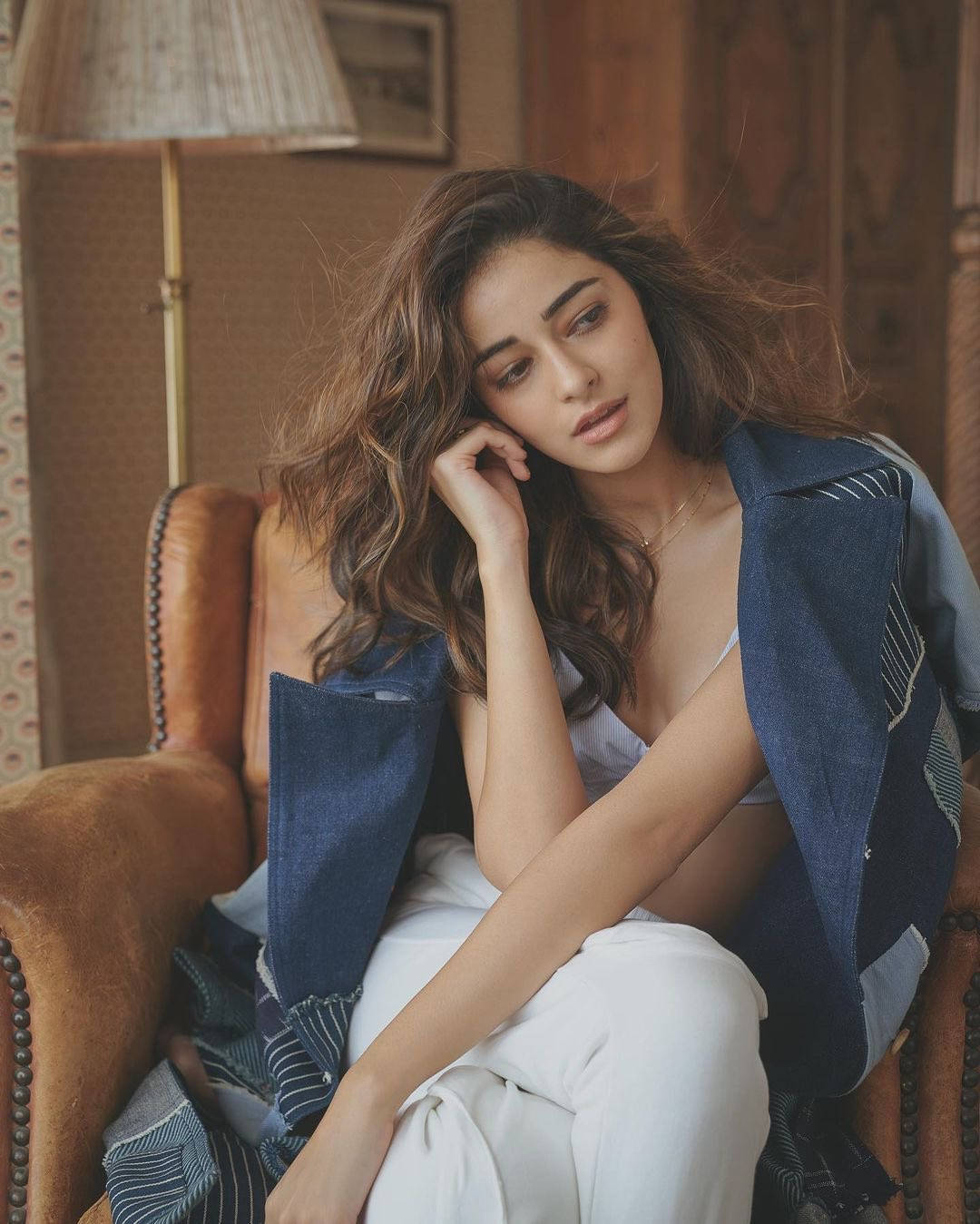 Ananya Pandey 坐在扶手椅上