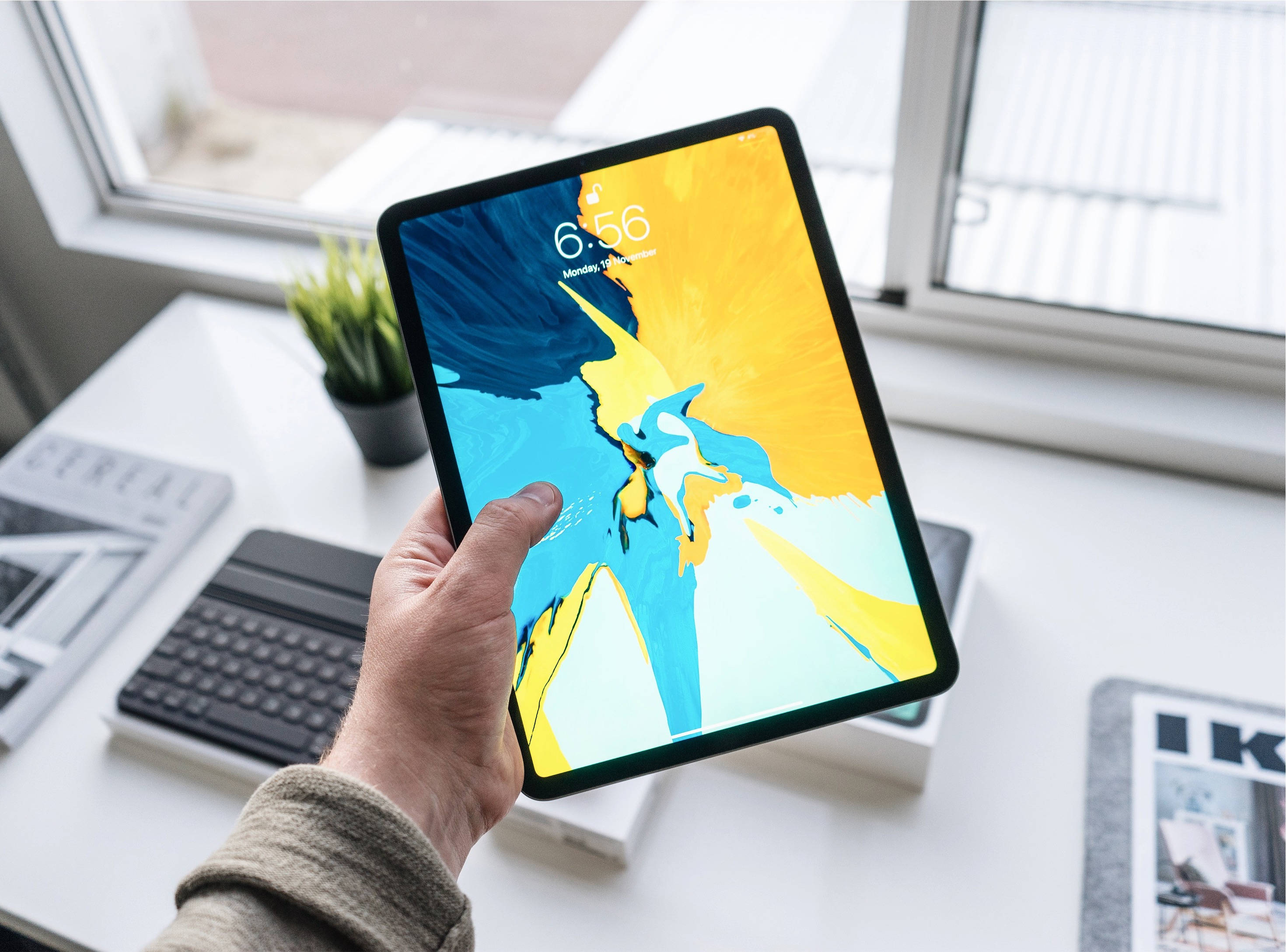 手持 Apple iPad Pro 的人 壁紙