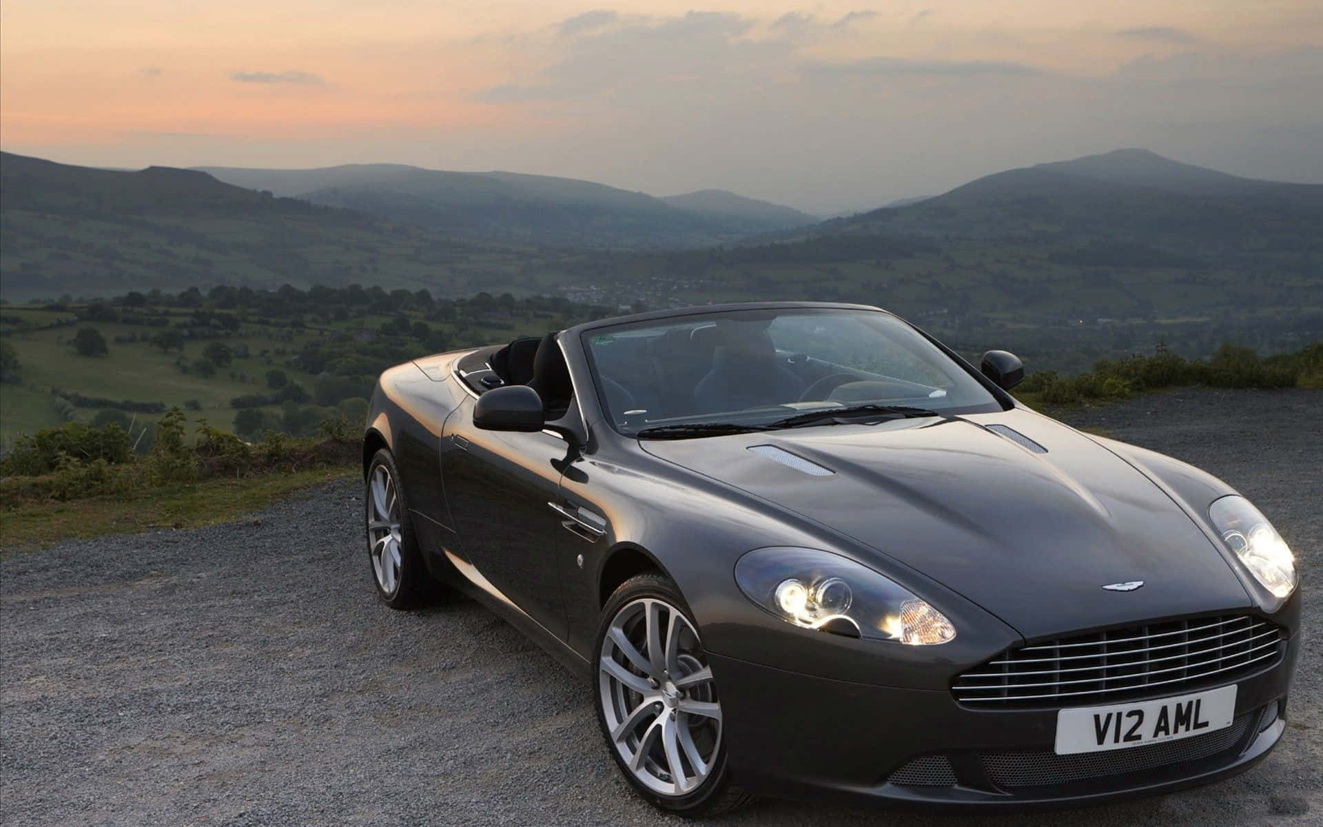 標題：流暢的Aston Martin DB9在路上 壁紙
