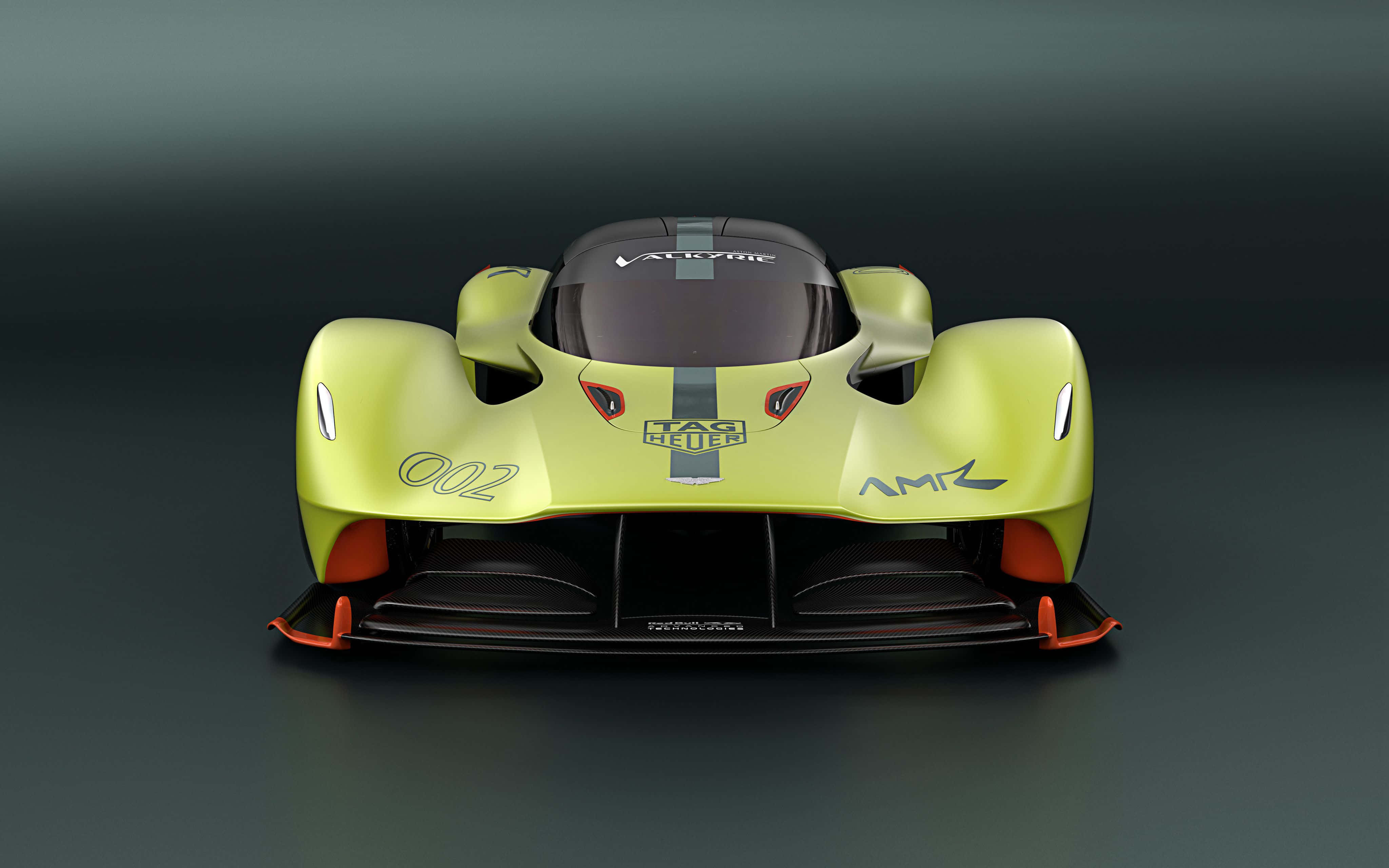 Aston Martin Valkyrie在賽道上奔馳 壁紙