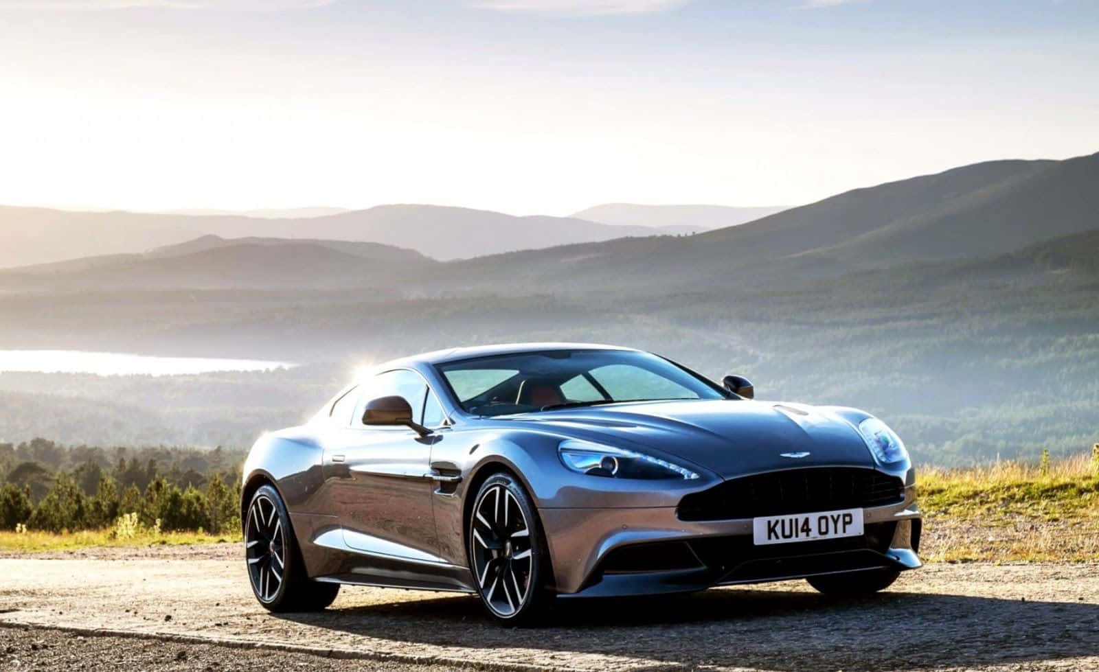 Aston Martin Vanquish - 釋放奢華與性能 壁紙