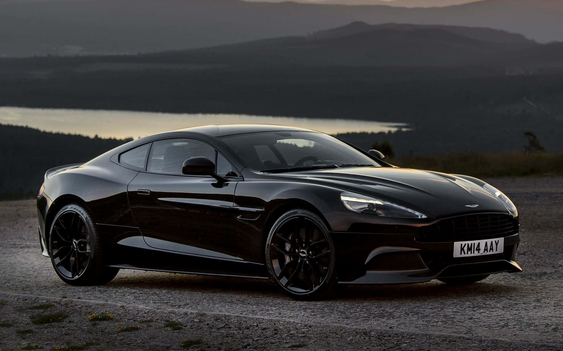 驚豔的Aston Martin Vanquish奔馳中 壁紙