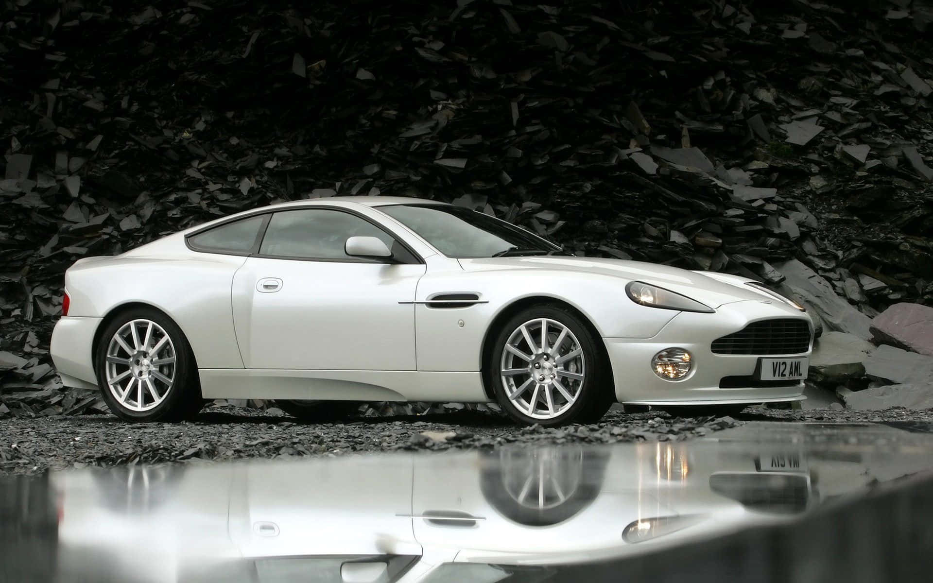 奢華強勁的Aston Martin Vanquish 壁紙