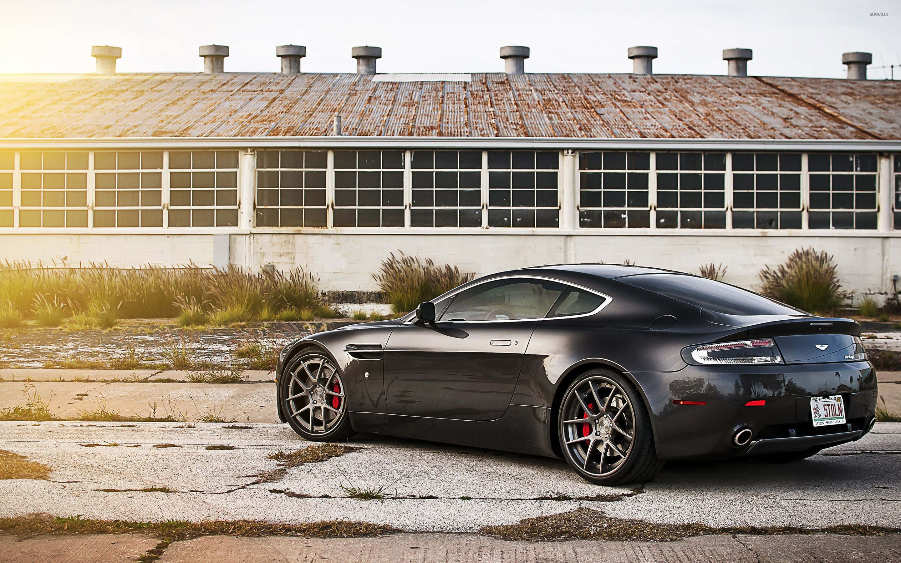 Aston Martin Vanquish在風景道路上馳騁 壁紙