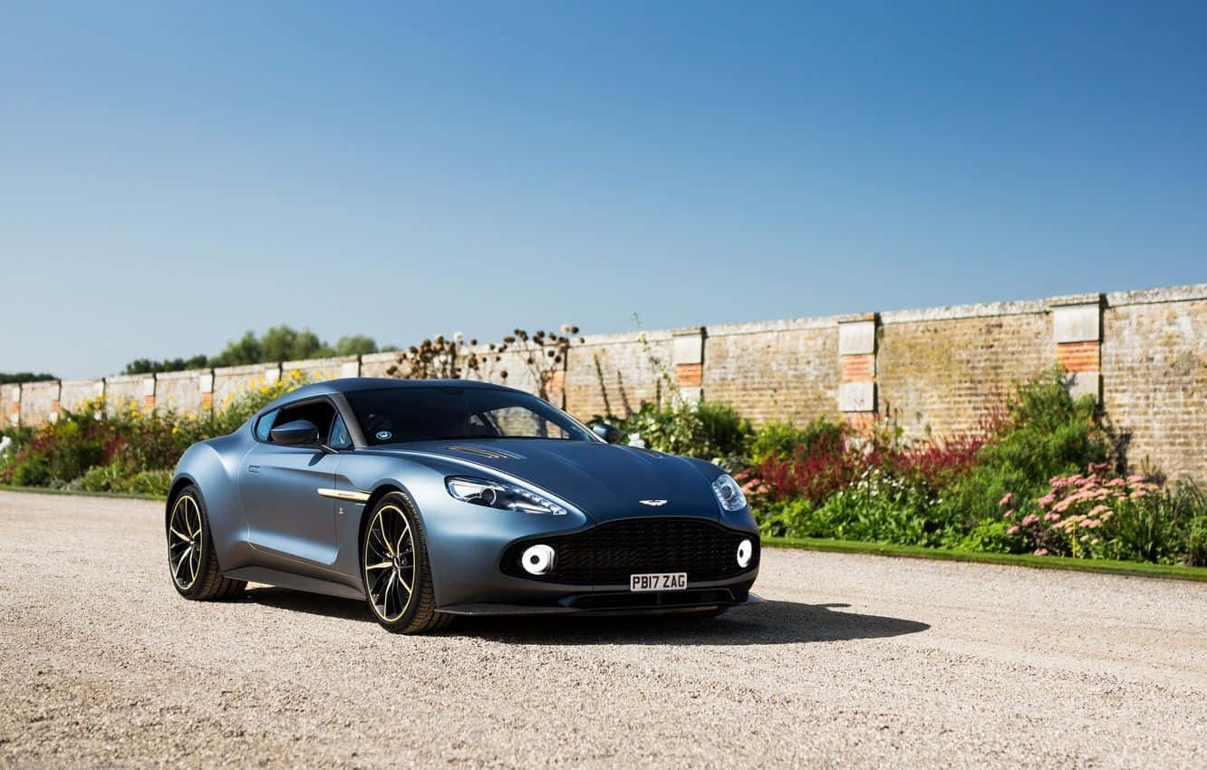 風景道路上奔馳的 Aston Martin Vanquish 壁紙