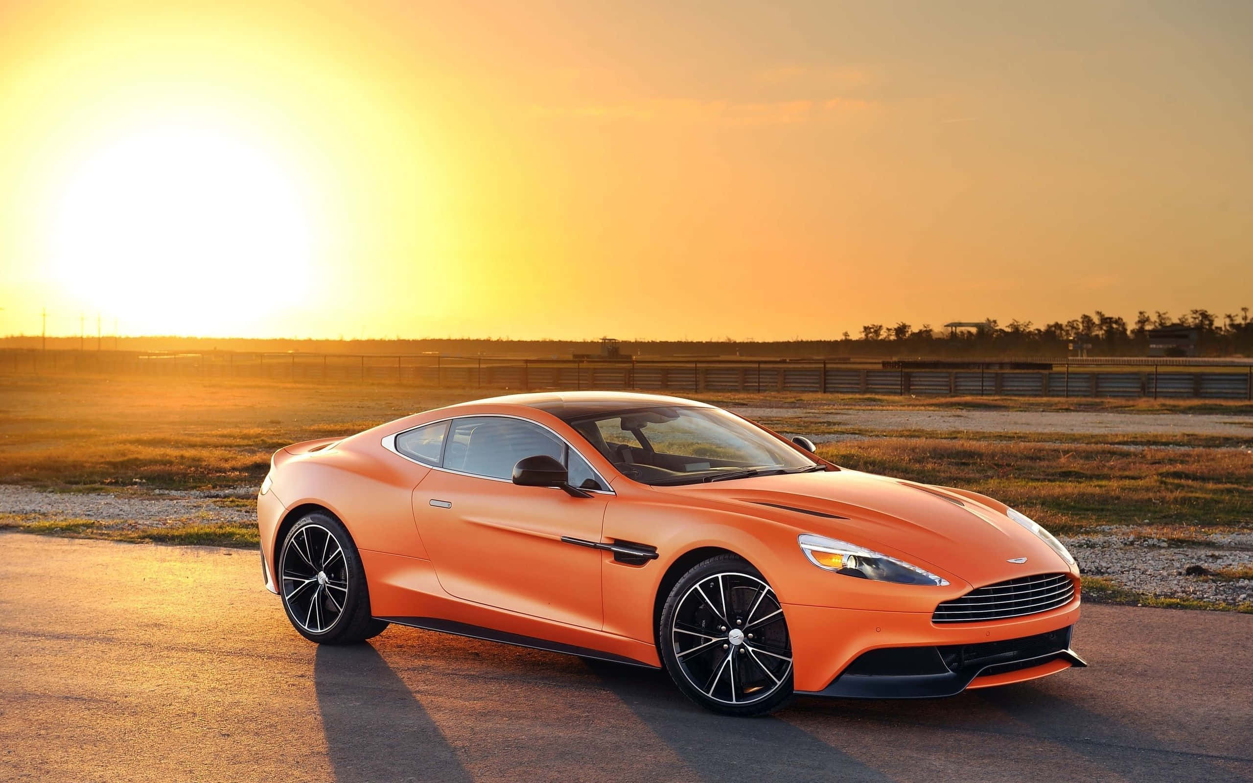 流暢的Aston Martin Vanquish奔馳中 壁紙