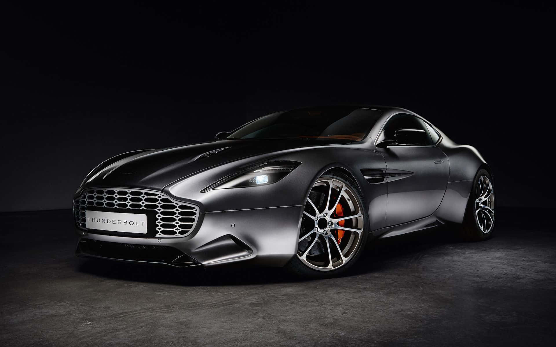 流暢而強大的Aston Martin Vanquish 壁紙