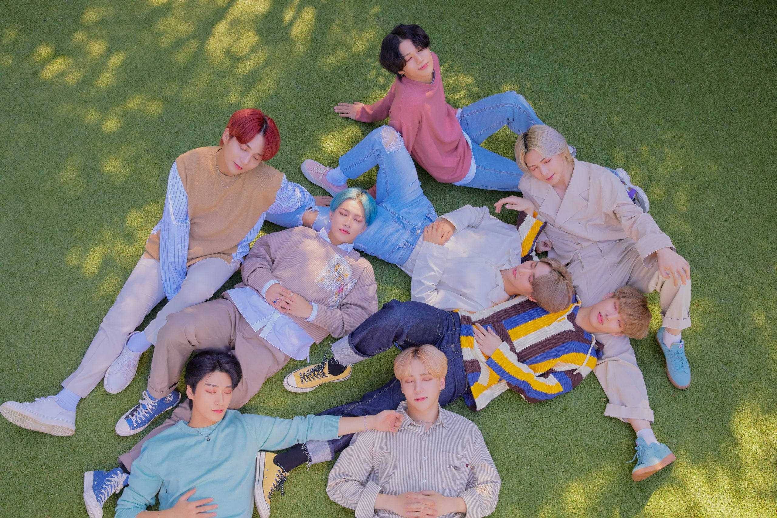 ATEEZ 在田野中 壁紙