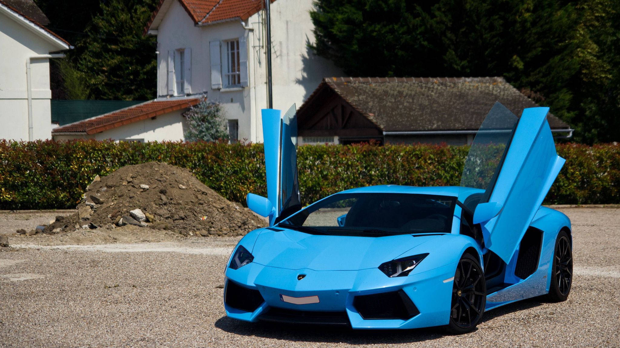 體驗駕駛天藍色藍寶堅尼 Aventador 的終極快感 壁紙