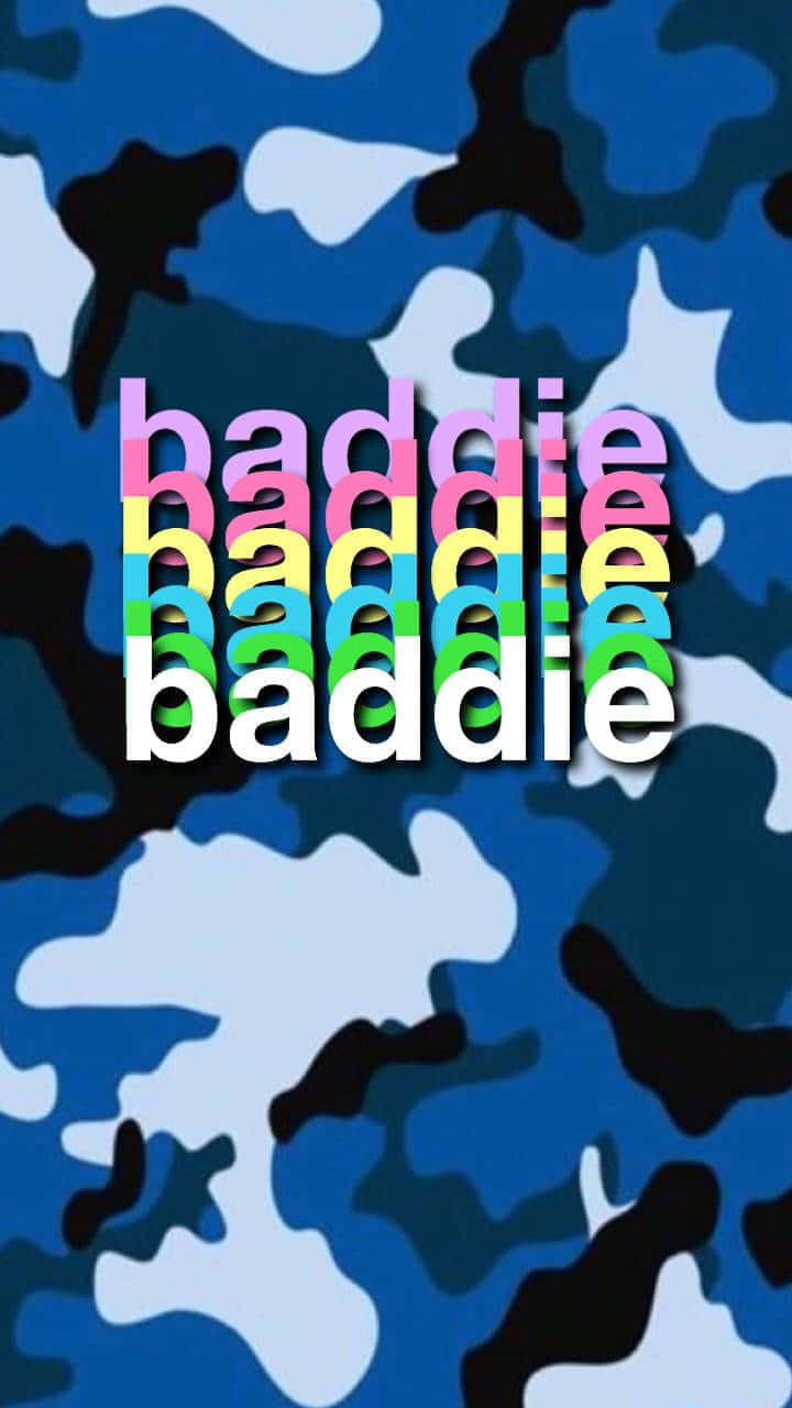 彩色Baddie字樣iPhone桌布，搭配藍色迷彩軍裝底紋 壁紙