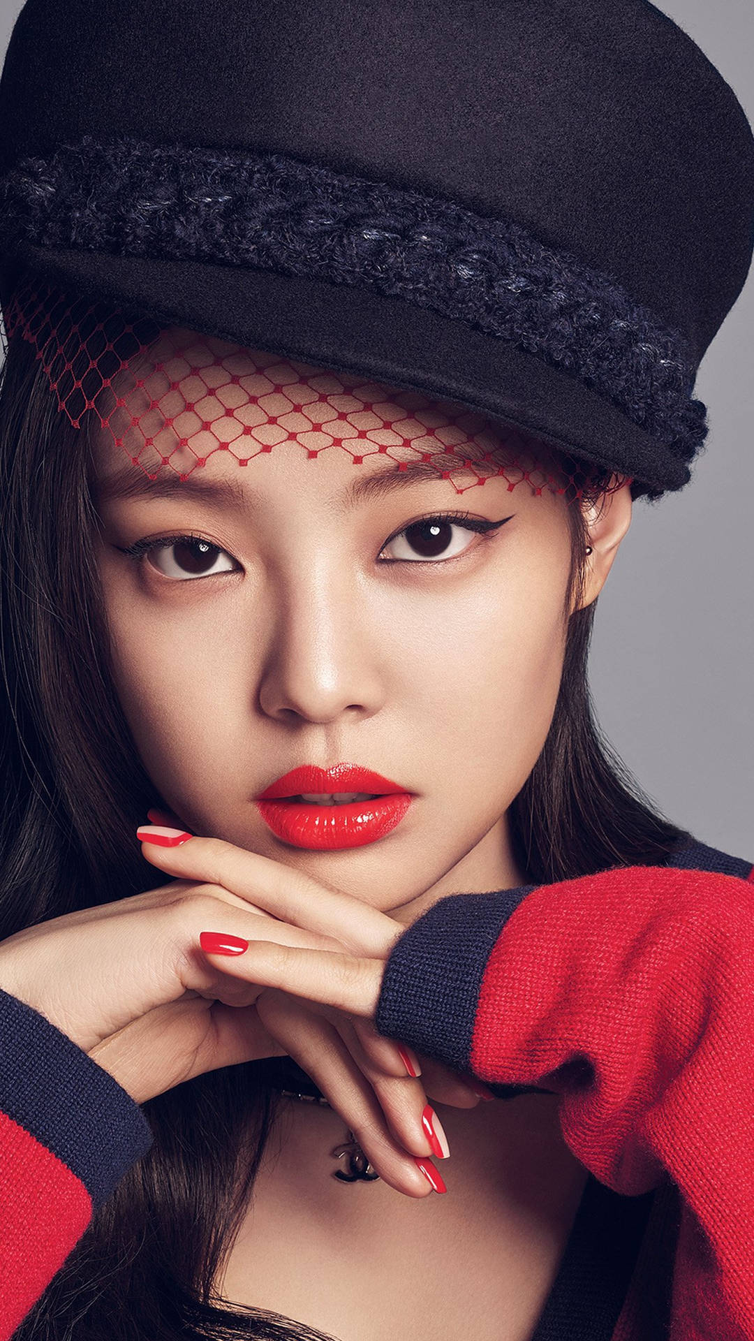 BLACKPINK Jennie戴貝雷帽、塗亮澤紅唇的桌布