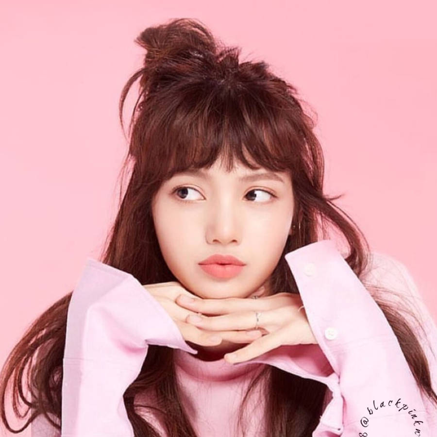 BLACKPINK Lisa 在粉紅中活力四射、驚豔動人 壁紙