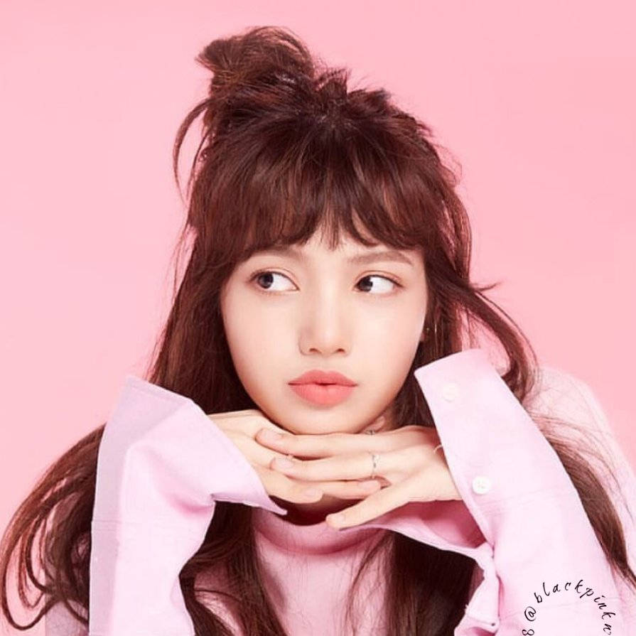 BLACKPINK Lisa 穿粉紅上衣在粉彩粉紅牆前桌布