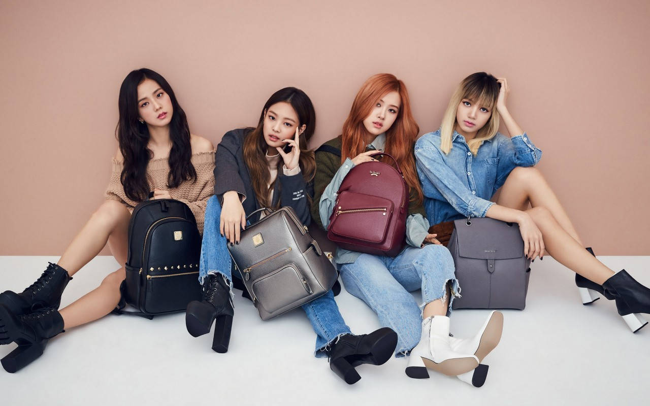 四位 BLACKPINK 成員時尚背起背包 壁紙