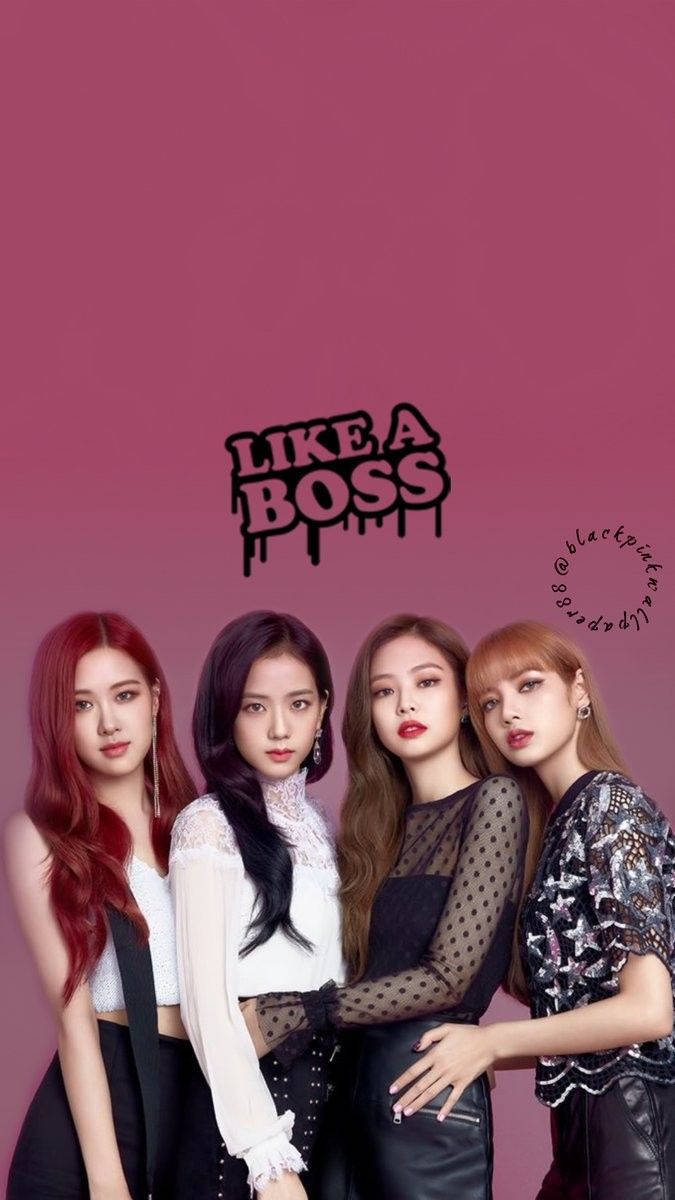 BLACKPINK 成員在粉紅背景上搭配 Like A Boss 文字的桌布