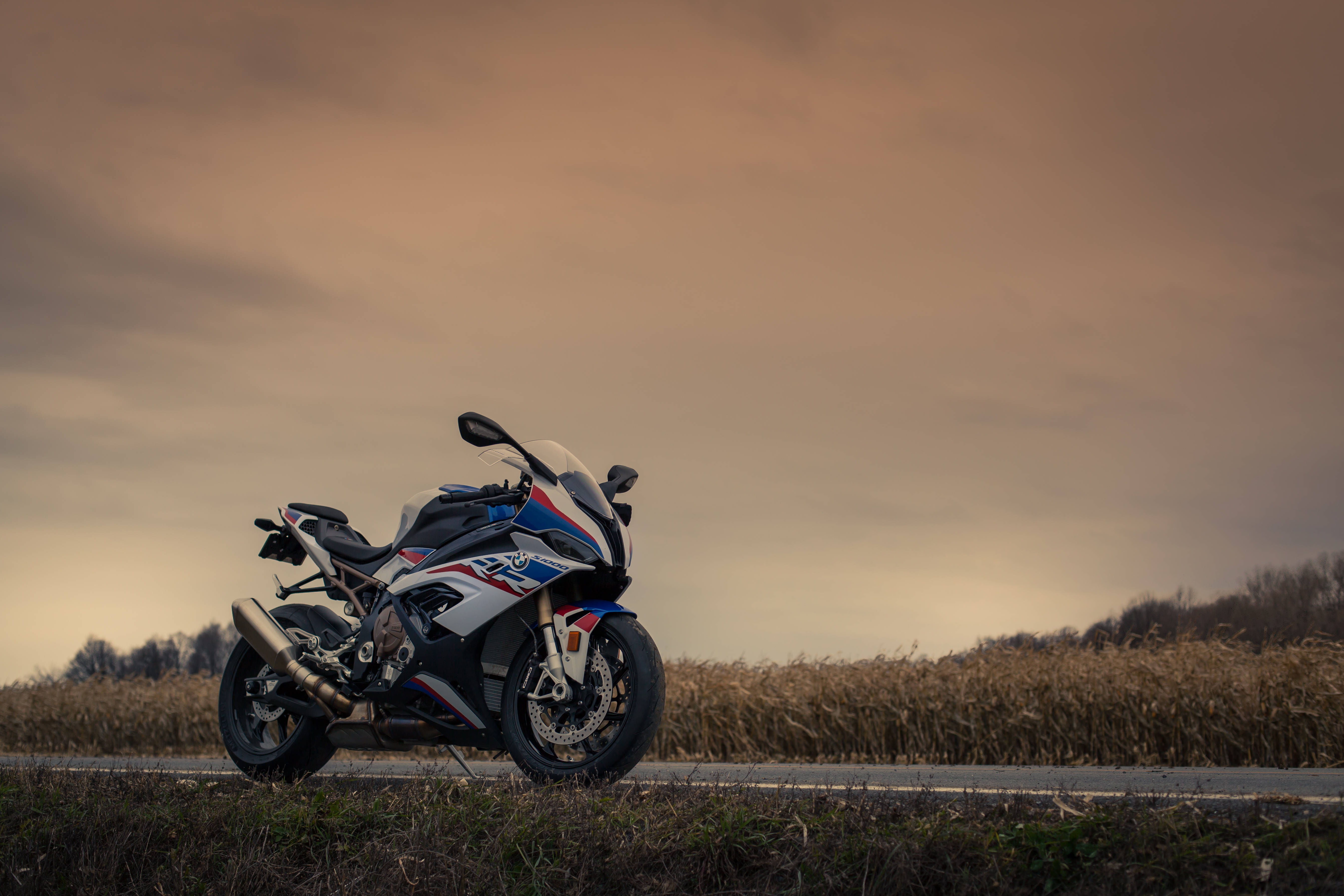 藍紅白 BMW 摩托車 1920x1080 壁紙
