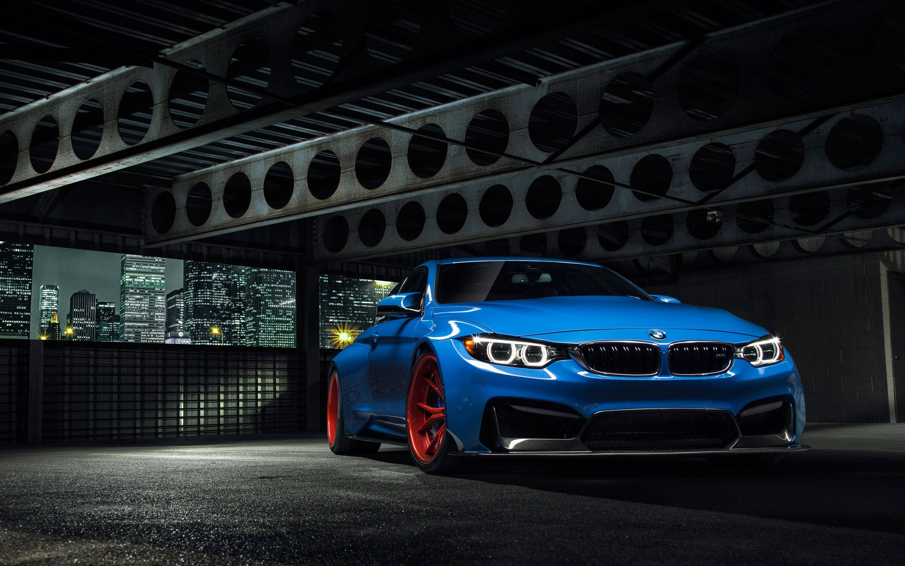 室內停放的藍色BMW 壁紙