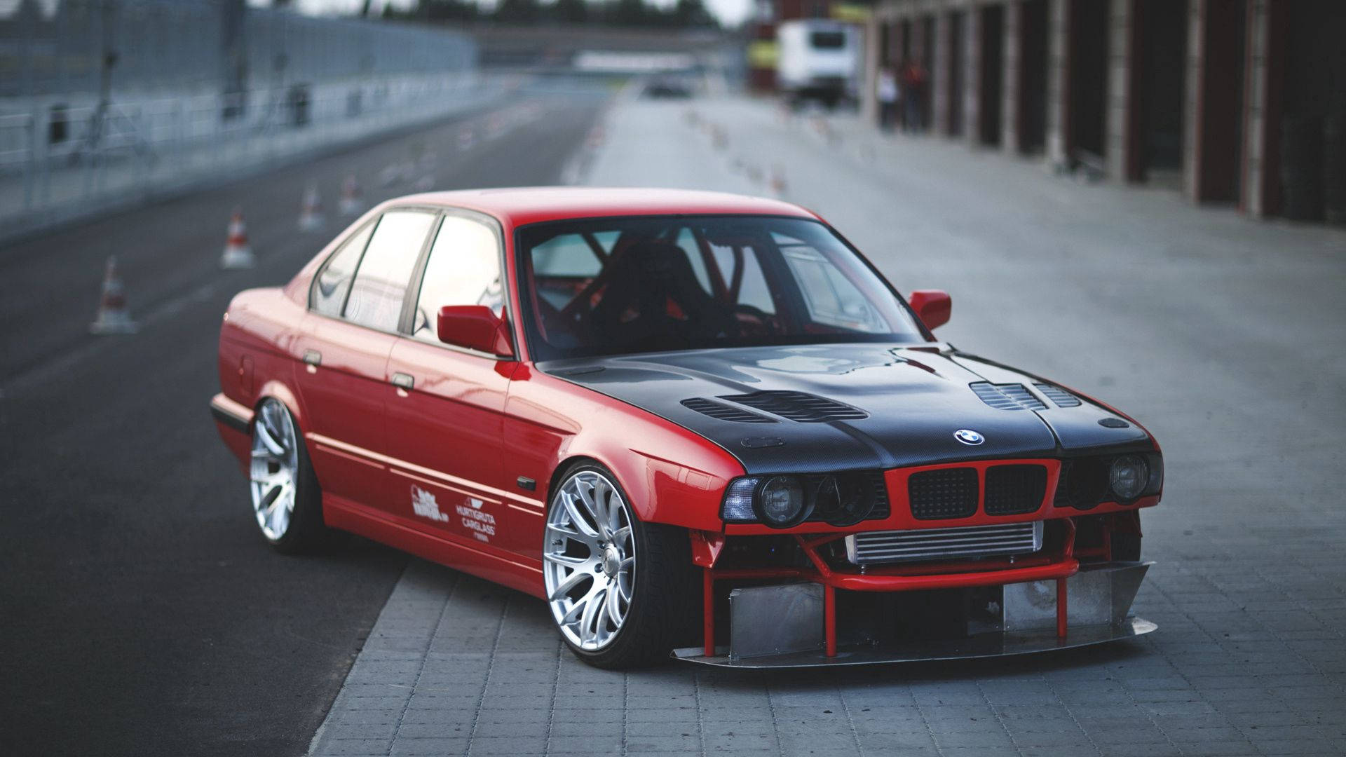 標題：搶眼的紅色 BMW E34 全高清 壁紙