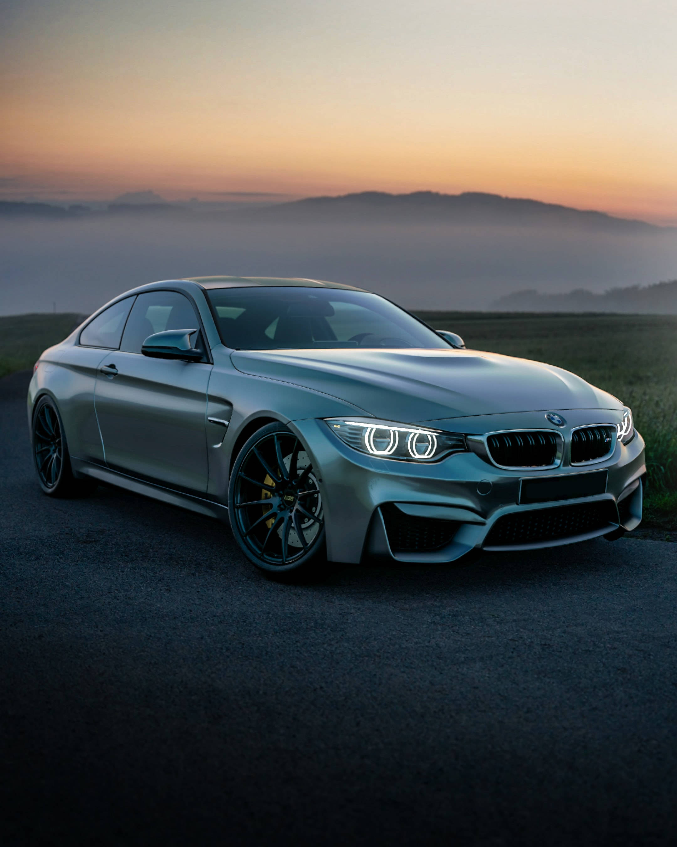 在新款BMW F83 M4中感受力量 壁紙