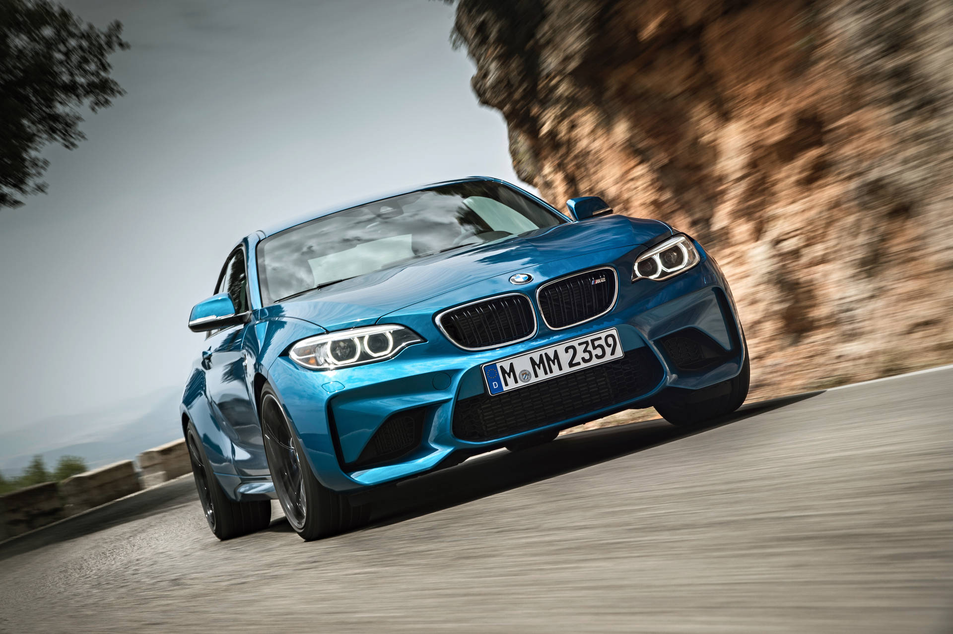 藍色BMW M2 F87汽車行駛於山邊道路桌布 — 宝马 壁紙