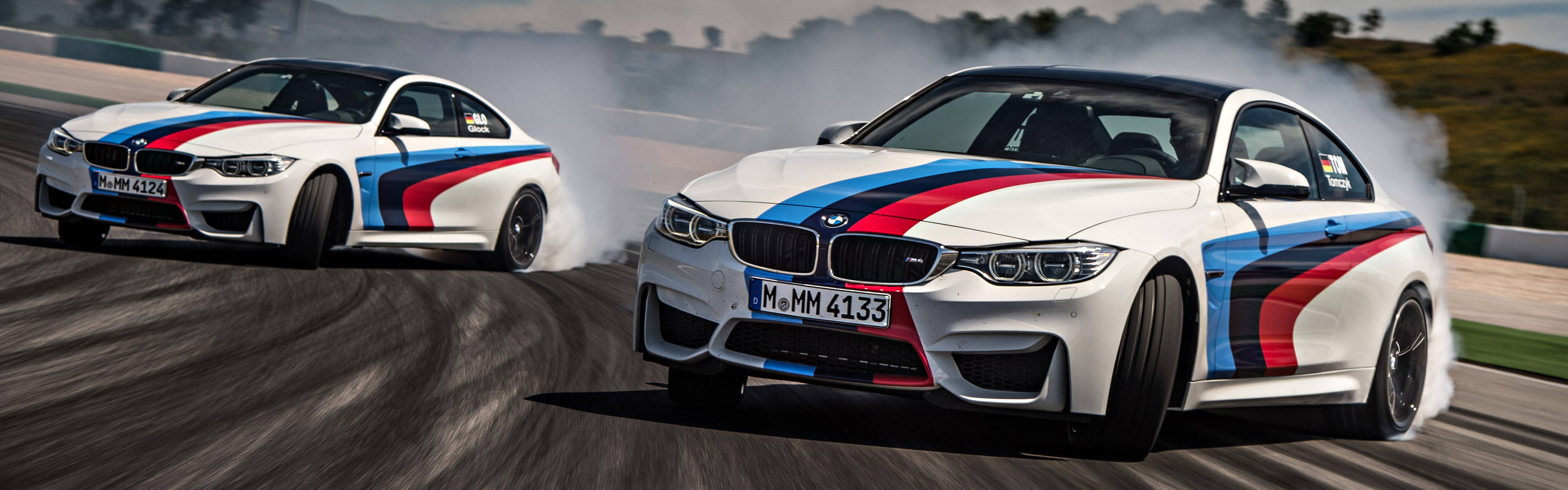 BMW M4 甩尾賽車在賽道上的刺激體驗 壁紙