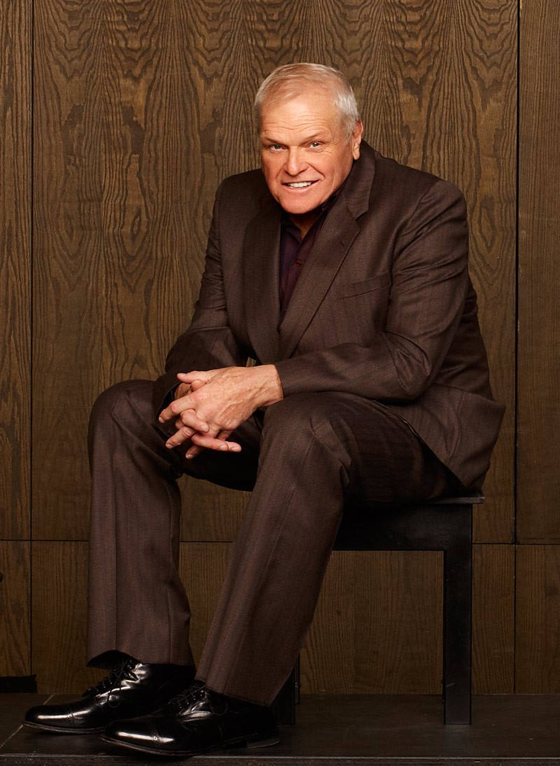 Brian Dennehy 棕色美學西裝木質背景 壁紙