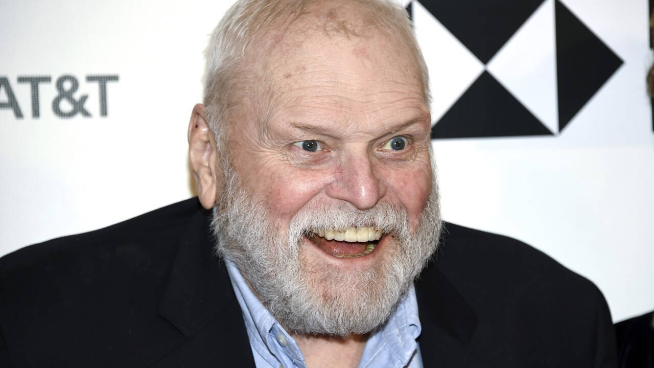 Brian Dennehy 黑白背景大笑 壁紙