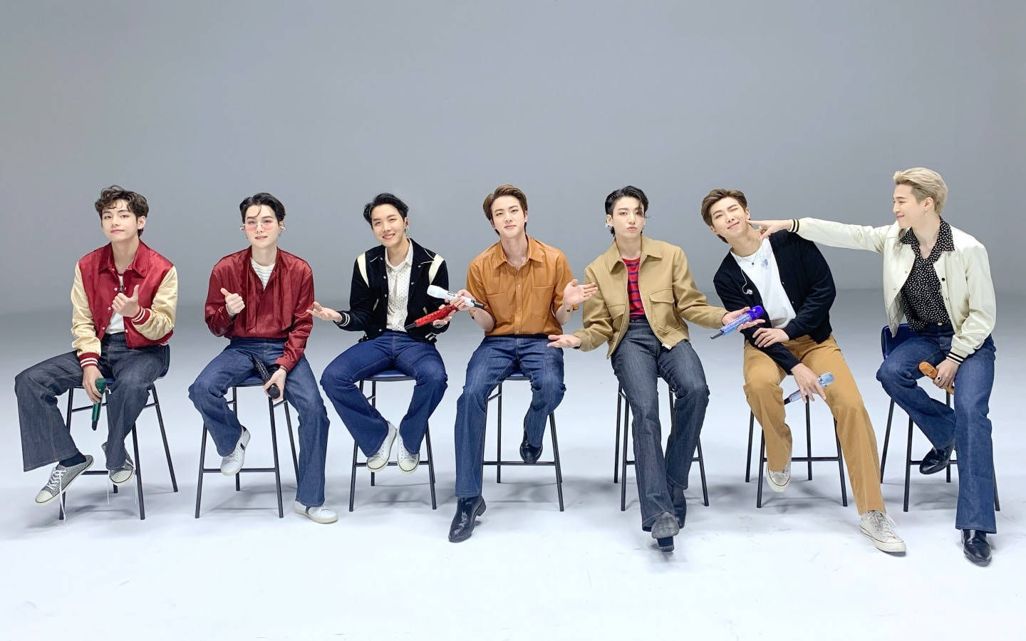 BTS桌面墙纸：成员坐成一排的凳子上 壁紙