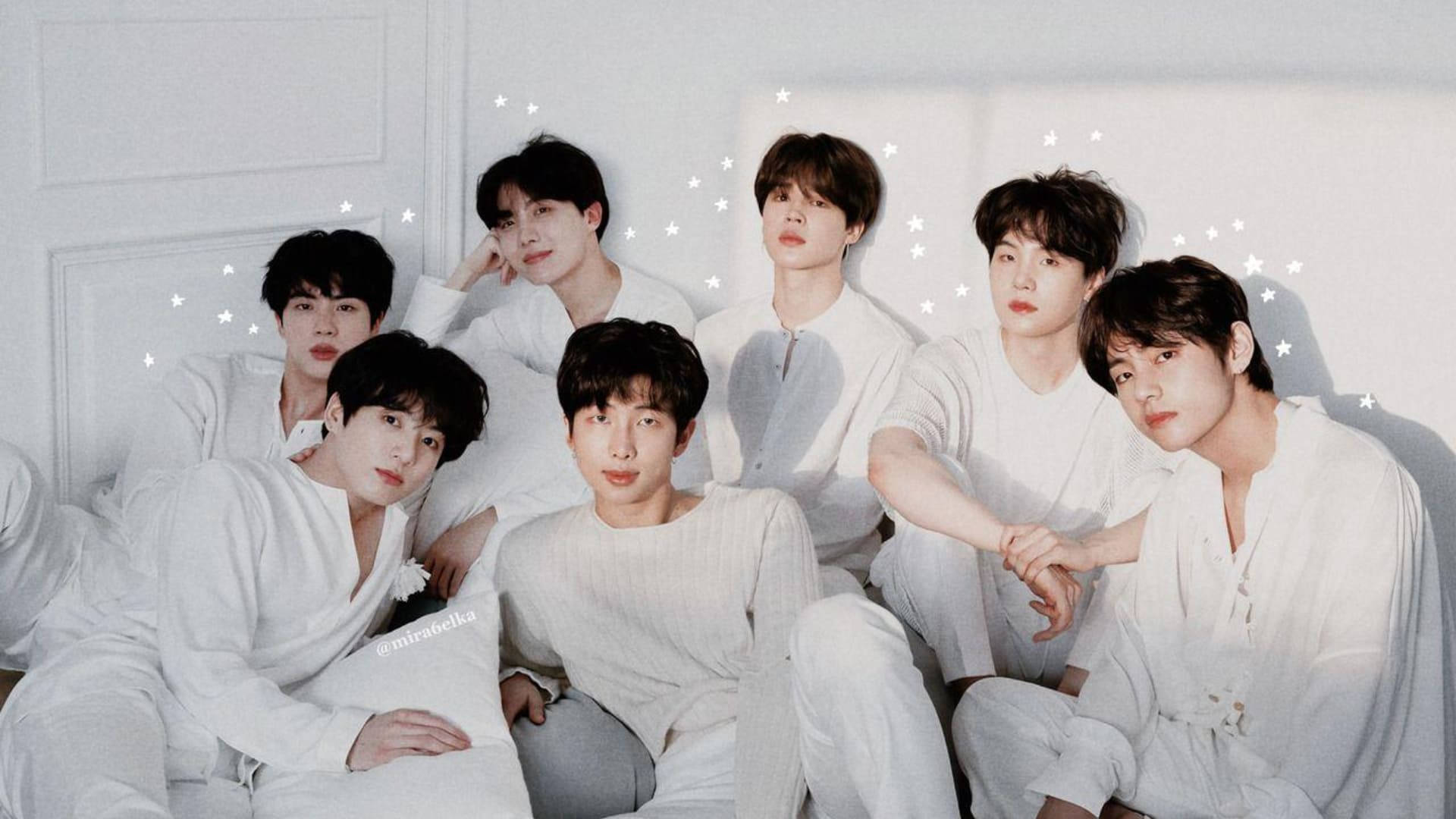 BTS 成員身穿白色服裝 壁紙