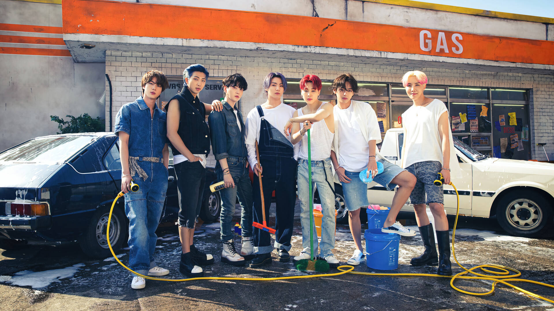 BTS 洗車站團體照 壁紙
