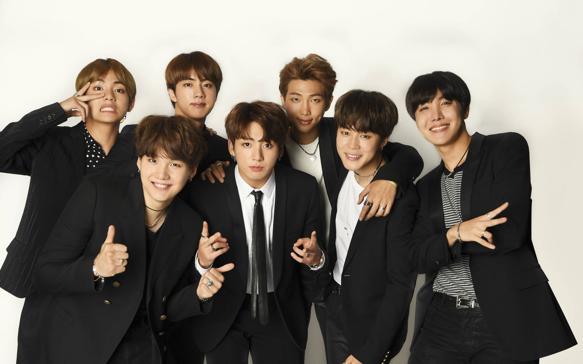 BTS 黑色西裝團體照 壁紙