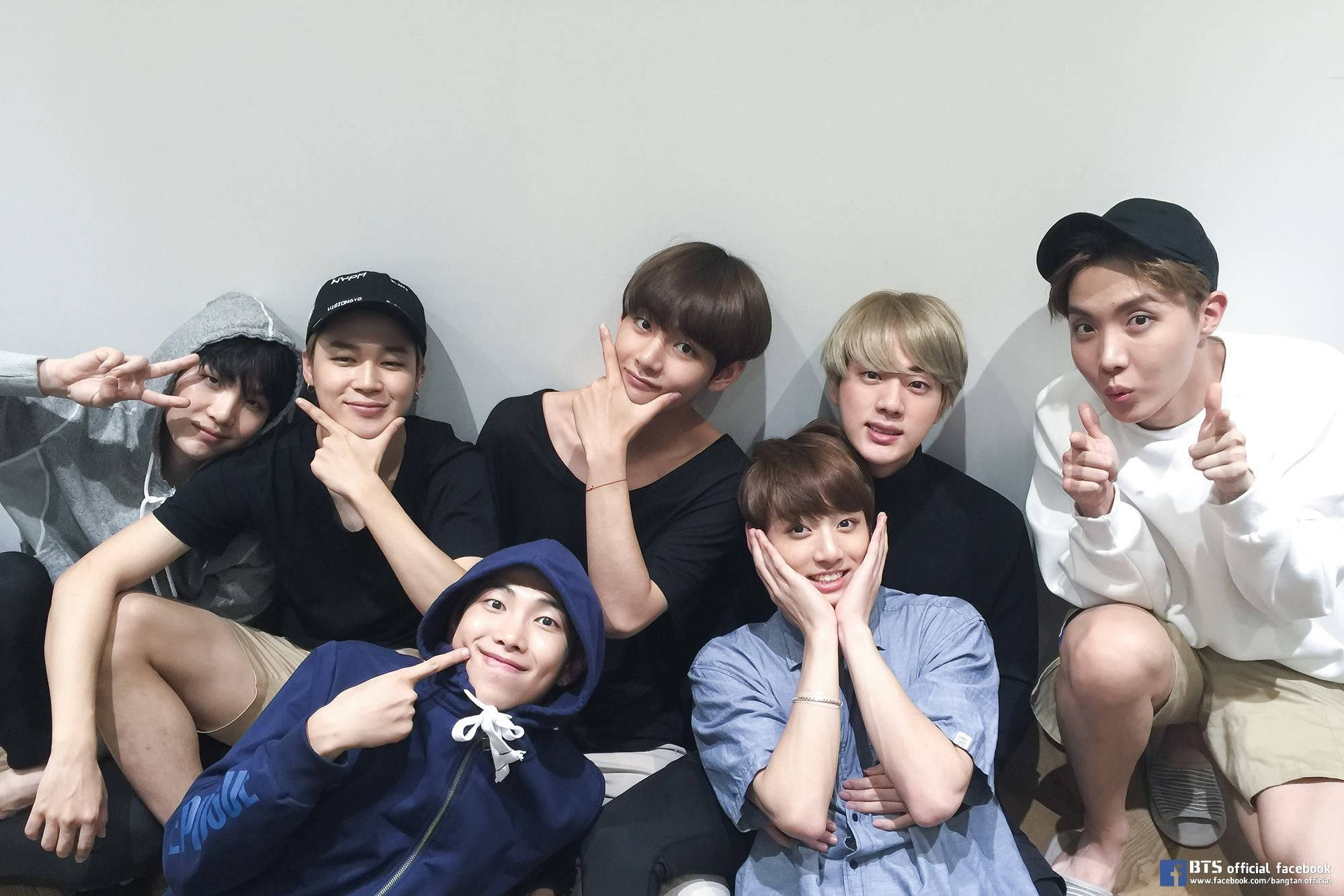 BTS 成員滿臉笑容 壁紙