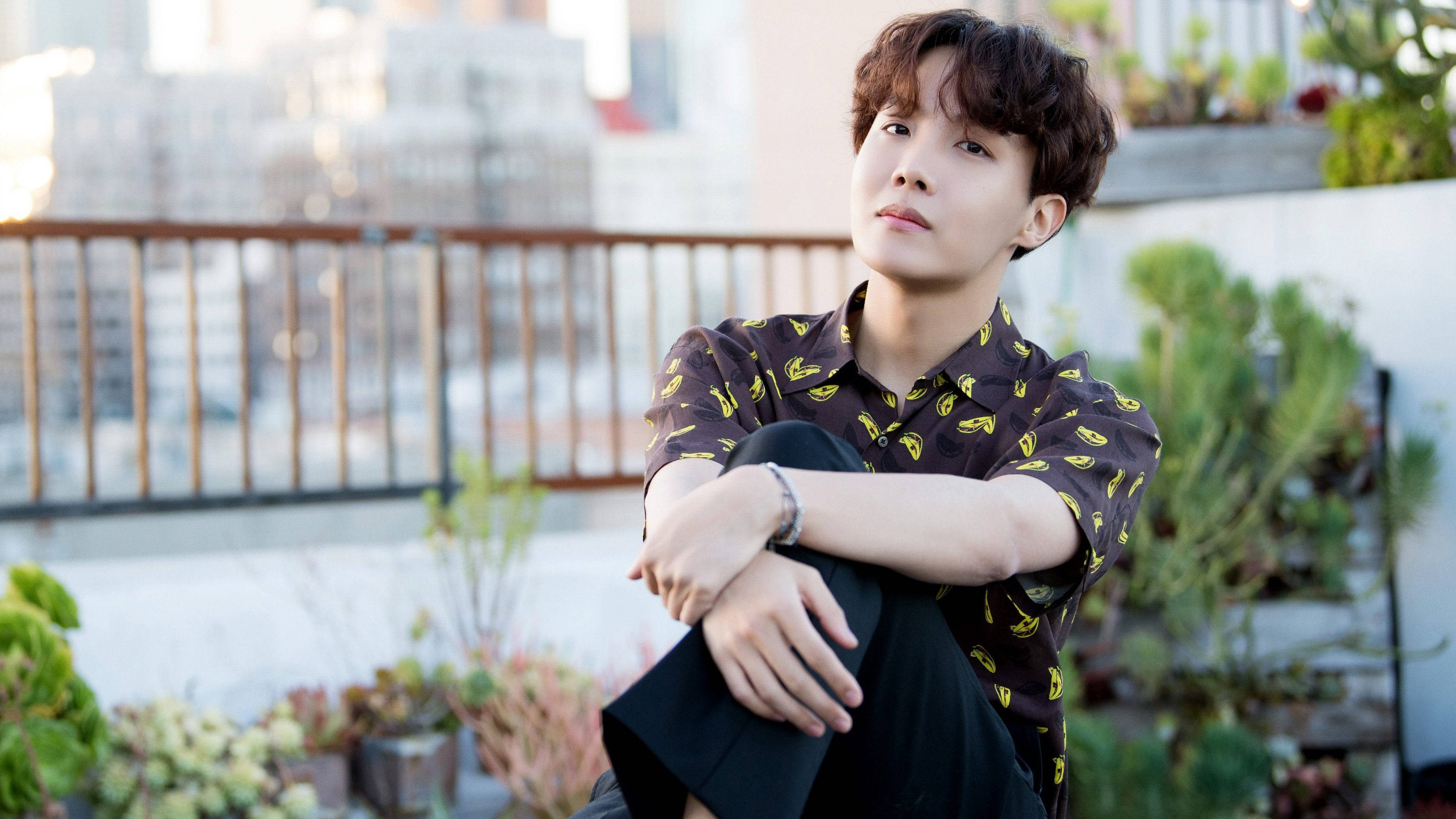 BTS J-Hope 户外摆姿势 壁紙