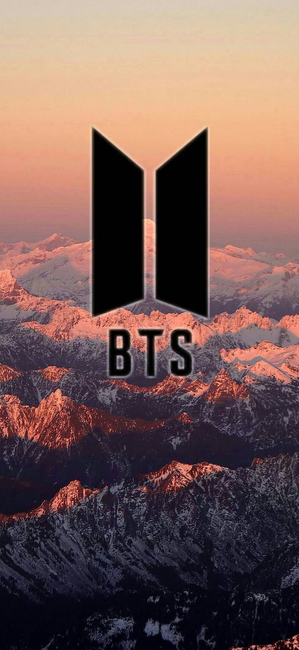 BTS Logo 在優美山景上 壁紙