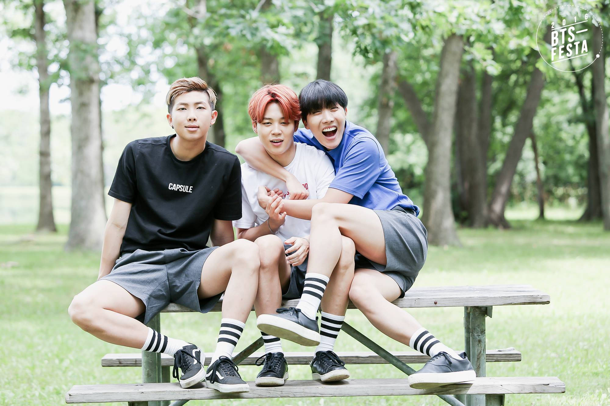 BTS三人組公園長椅唯美畫面 壁紙