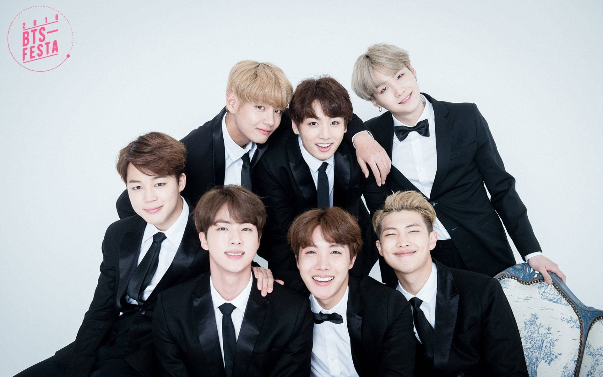 BTS 全員身穿典雅西裝合照 壁紙