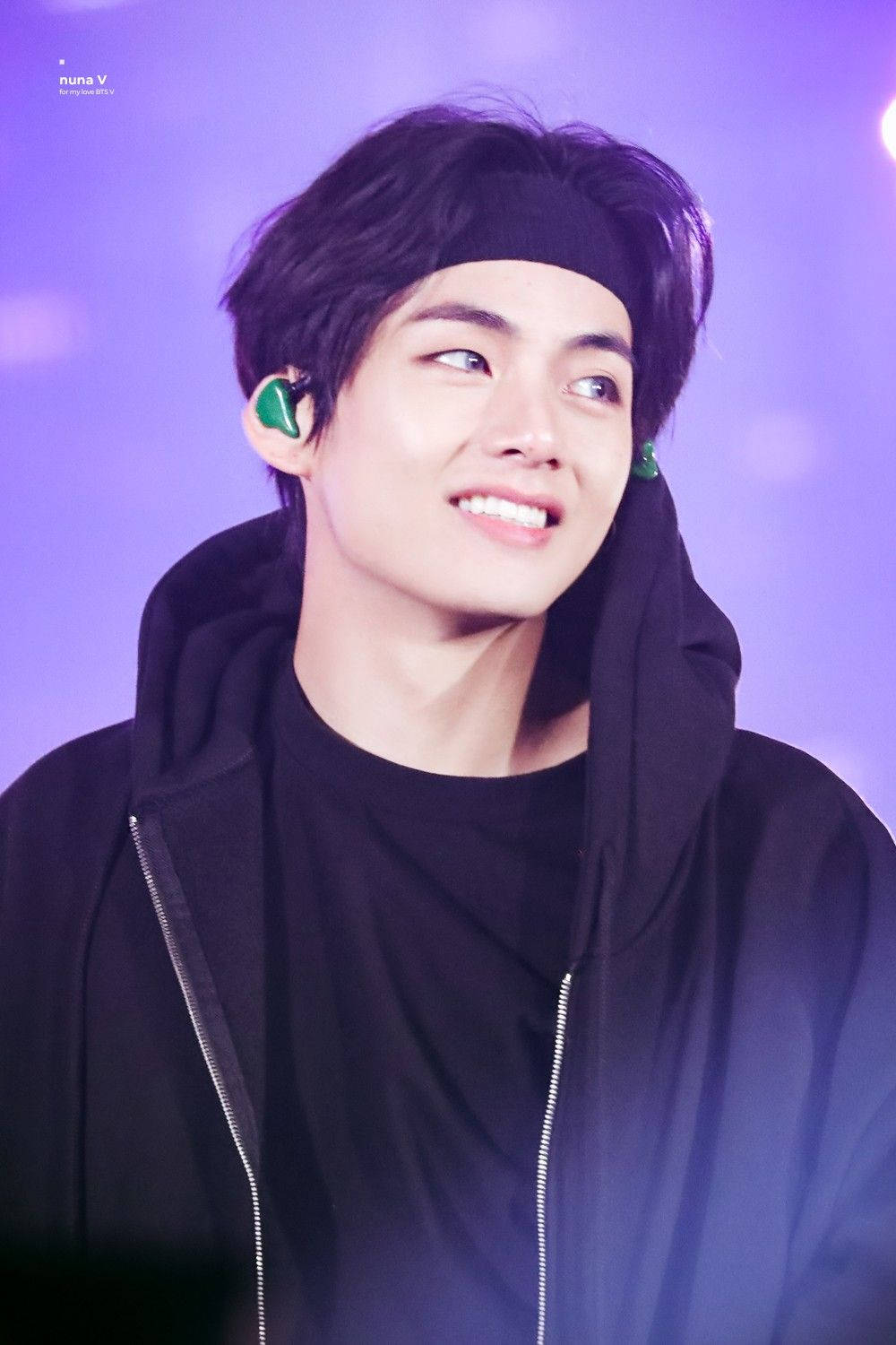 BTS V 黑色時尚造型展現優雅魅力 壁紙
