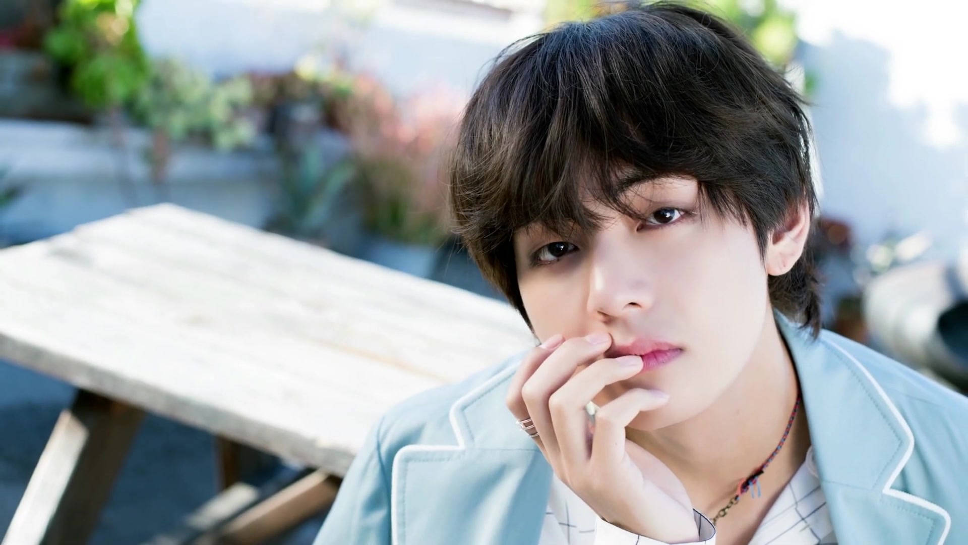 BTS V 淺藍色外套 壁紙