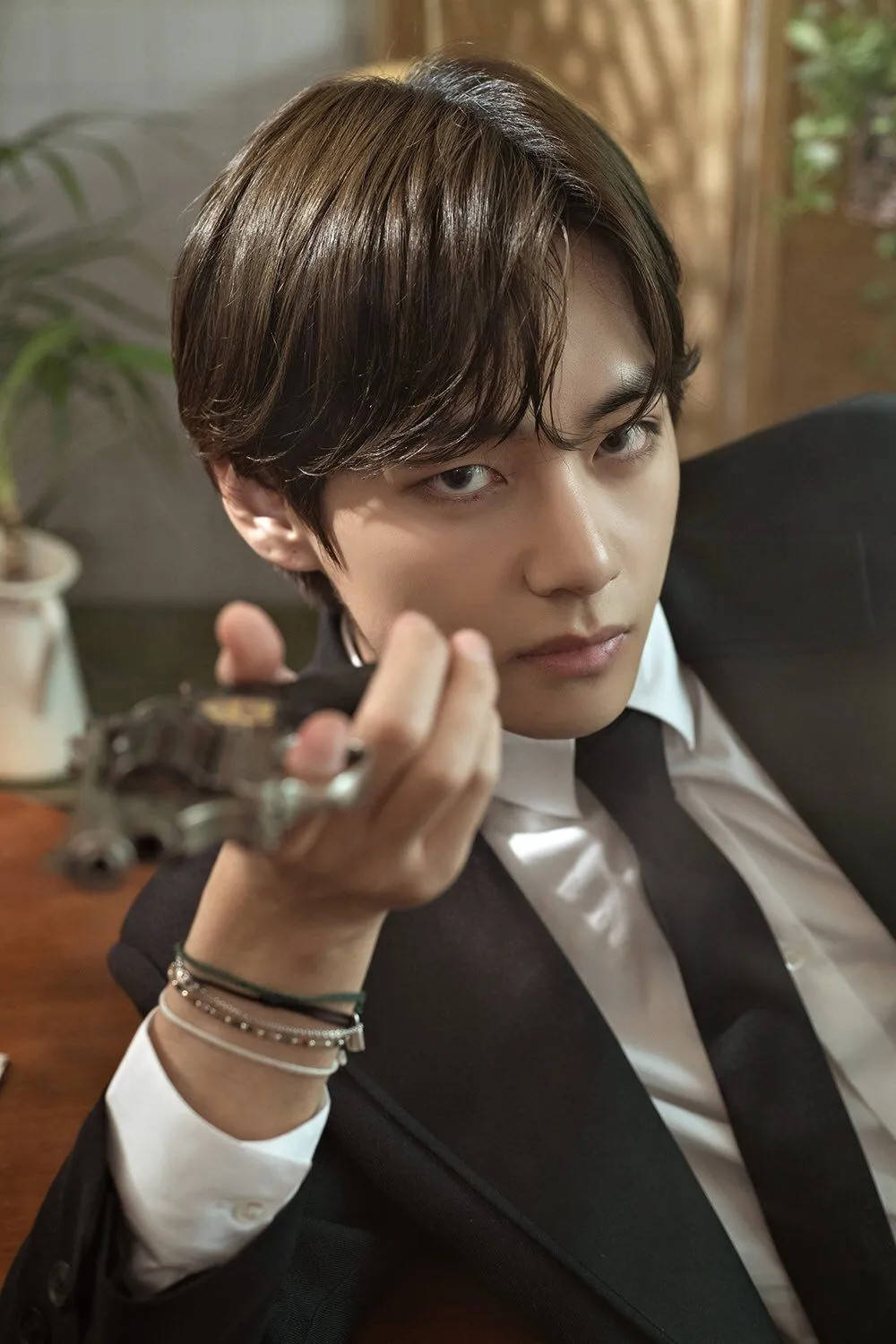 BTS V 持槍照片 壁紙