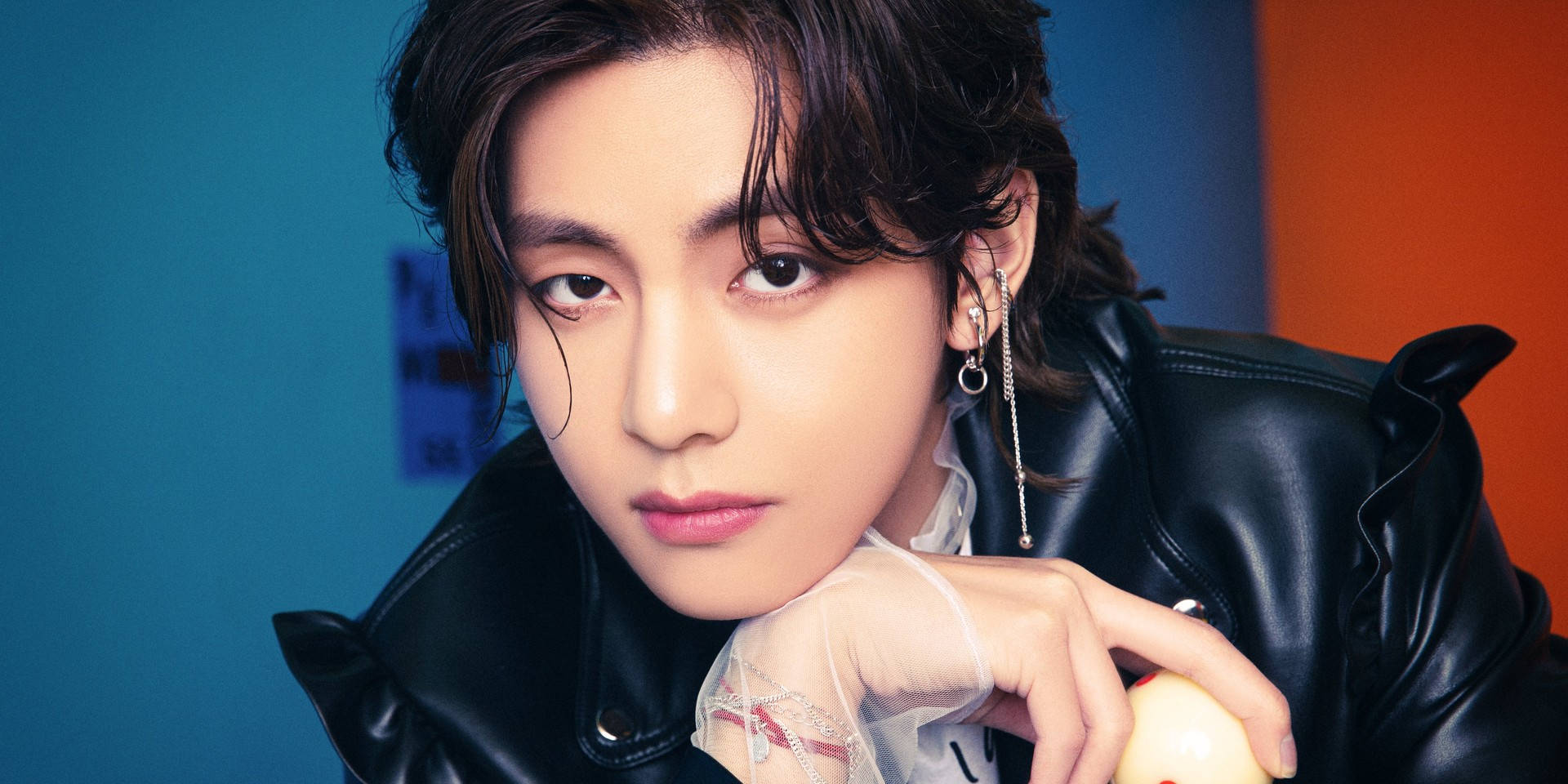 BTS V 黑色皮夾克 壁紙