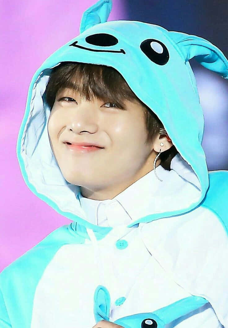 BTS V 為粉絲擺出俏皮姿勢 壁紙