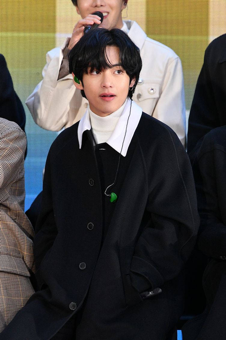 BTS V 時尚高領穿搭 - 展現多變風格魅力 壁紙